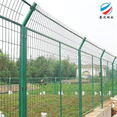 齐齐哈尔围墙园林护栏网 扁铁框铁路隔离网 园林圈地隔离围栏厂家 尊迈供应